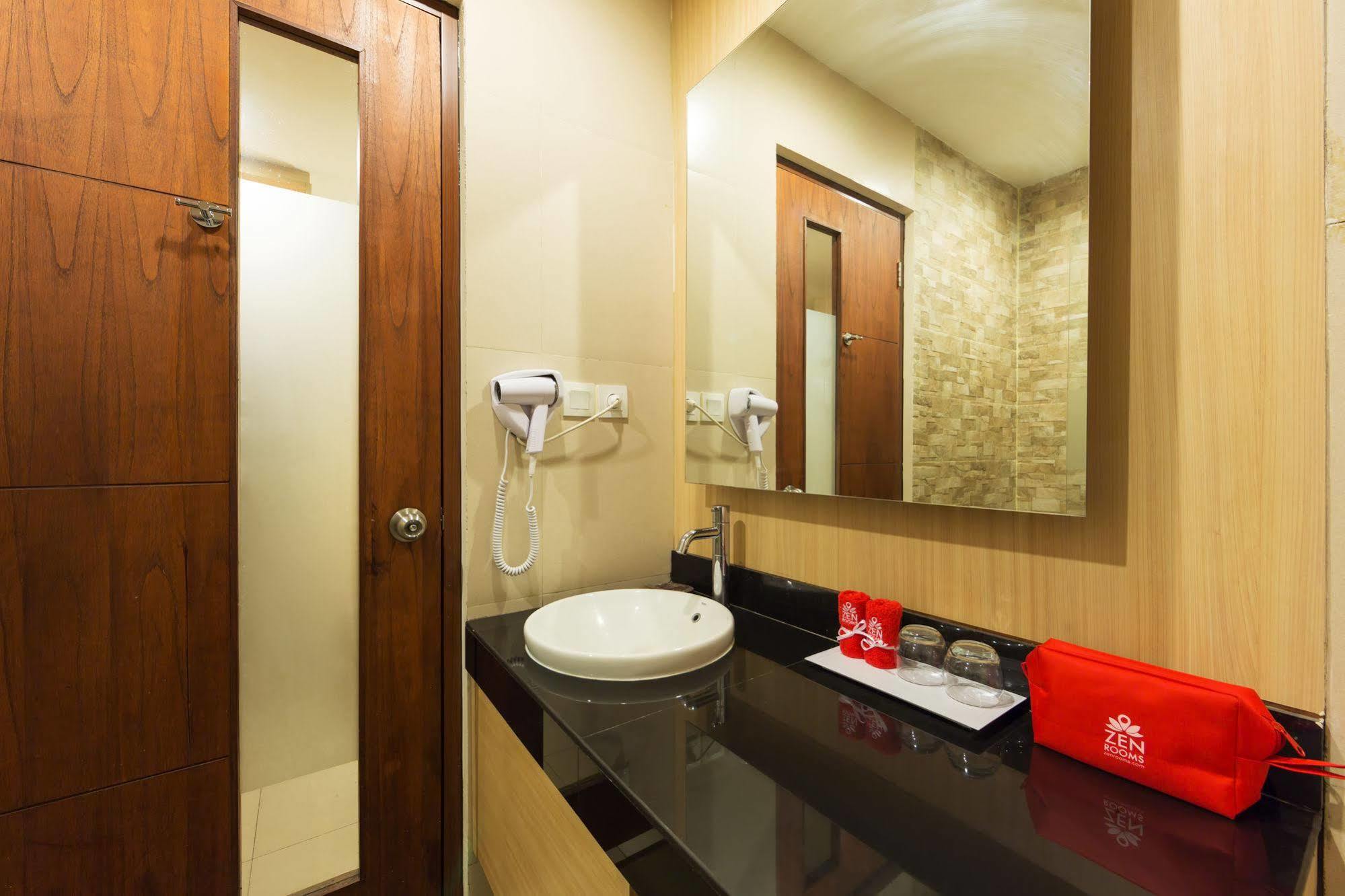 Zen Rooms Kuta Tuban Suites Eksteriør bilde
